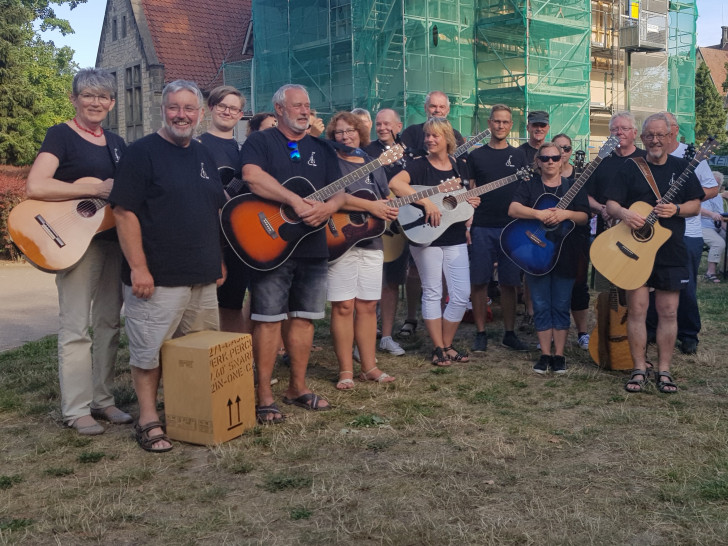 Die Gruppe Fiss Moll begleitete das Sommerfest des DRK Oberg mit klassischen Gitarrenhits. 