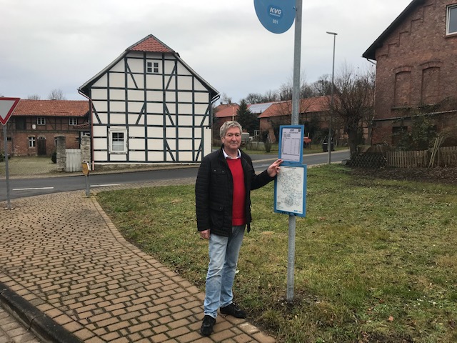 Bürgermeister Rudolf Wollrab vor der Bushaltestelle in Uehrde. Foto: Samtgemeinde Elm-Asse