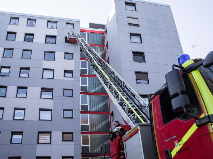Die Feuerwehr musste über die Drehleiter in die Wohnung. Fotos: Rudolf Karliczek