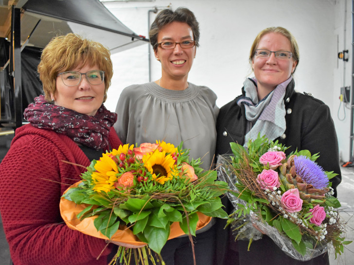 Die Dienststellenleiterin Samantha Brinkwirth (Mitte) überraschte ihre Mitarbeiterinnen Britta Goes (links) und Melanie Ebert mit einem schönen Blumenstrauß. Foto: Valea Schweiger/Johanniter