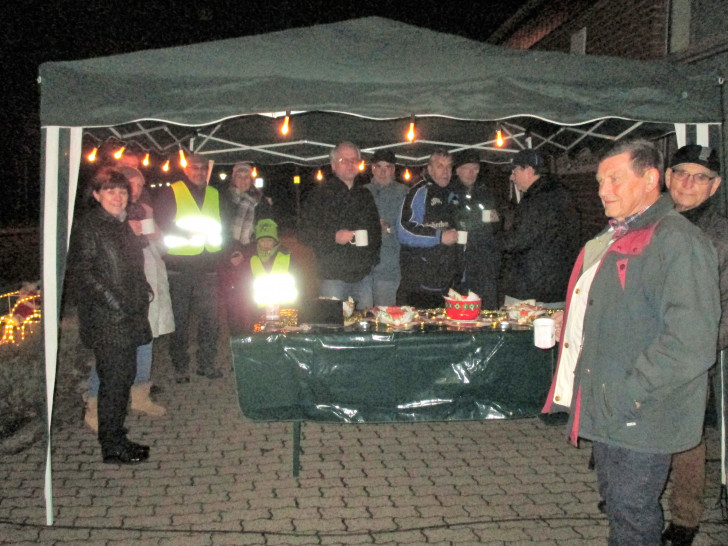 Bei Glühwein und selbst gebackenen Keksen in geselliger Runde wurde ein Rückblick auf das vergangene Jahr gehalten. Foto: Organisationsteam Garagenflohmarkt Equord