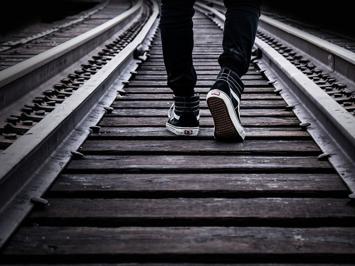 Der Mann hat den nahenden Zug vermutlich nicht kommen sehen. Symbolfoto: pixabay