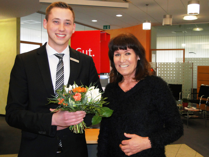 Marita Kirchner konnte ihr Glück kaum fassen, als sie von Kundenbetreuer Nikolas Jüngling in der Sparkassenfiliale Gifhorn-Süd von ihrem Los-Gewinn erfuhr. Foto: Sparkasse Gifhorn-Wolfsburg