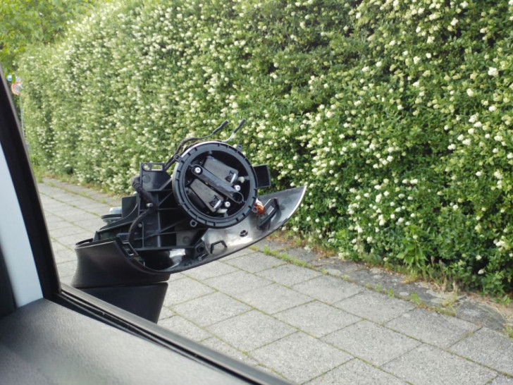 Gesucht wird der Halter eines Autos mit beschädigtem Außenspiegel. Symbolfoto: Alexander Panknin