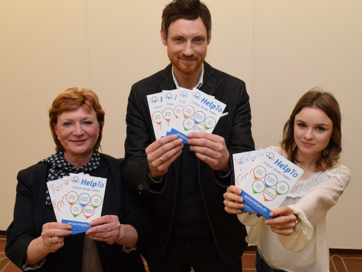 Galina Gerhart (von links), Sven Busse und Jana Wodicka werben mit
Flyern für das neue Portal goslar.helpto.de. Foto: Stadt Goslar