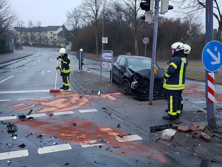 Am Morgen rückte die Feuerwehr zu einem Unfall auf der Wolfsburger Landstraße aus. Fotos: Feuerwehr Fallersleben