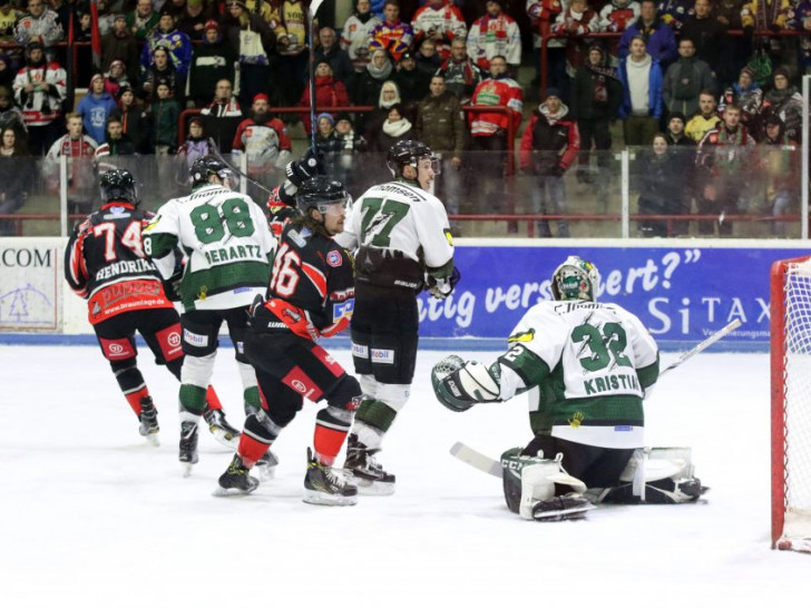 Kann Elias Bjuhr (Nummer 46) auch gegen sein Ex-Team punkten, wie hier gegen Hamburg? Foto: Frank Neuendorf/Jahn Pictures