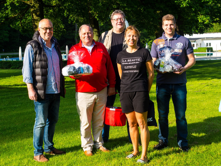 Martin Lehmann mit einigen der ersten Besucher der Saison Foto: Bäder- und Dienstleistungsgesellschaft Helmstedt mbH (BDH)