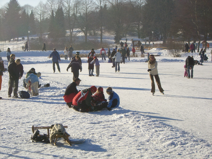 Pünktlich zum Wochenende (Freitag, späten Vormittag), lädt der ausreichend zugefrorene kleine Kranicher Teich nach Hahnenklee ein. Foto: HAHNENKLEE tourismus marketing GmbH