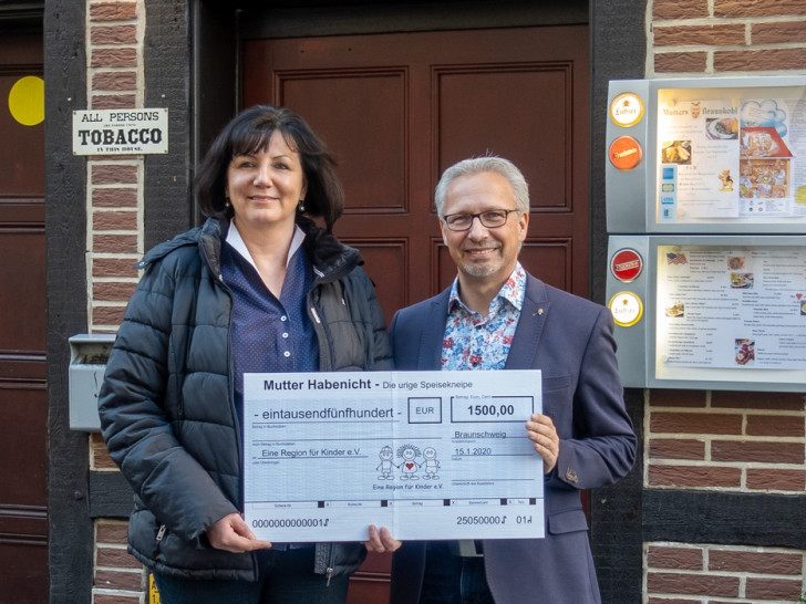 Heike Mutz, Inhaberin von „Mutter Habenicht“, übergibt den Scheck an Michael Schwarze, Vorsitzender „Eine Region für Kinder e.V. 