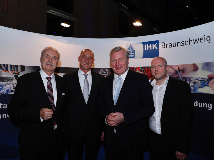 Von links: IHK-Präsident Helmut Streiff, Landrat des Landkreises Peine Franz Einhaus, Niedersachsens Wirtschaftsminister Dr. Bernd Althusmann und IHK-Hauptgeschäftsführer Dr. Florian Löbermann.