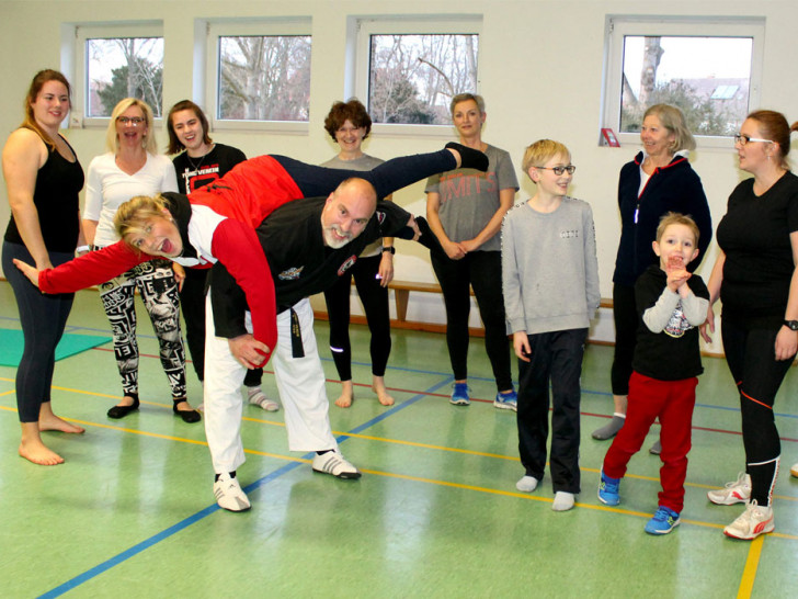 Maik Löhr nimmt Elisa Franke auf seine Schultern