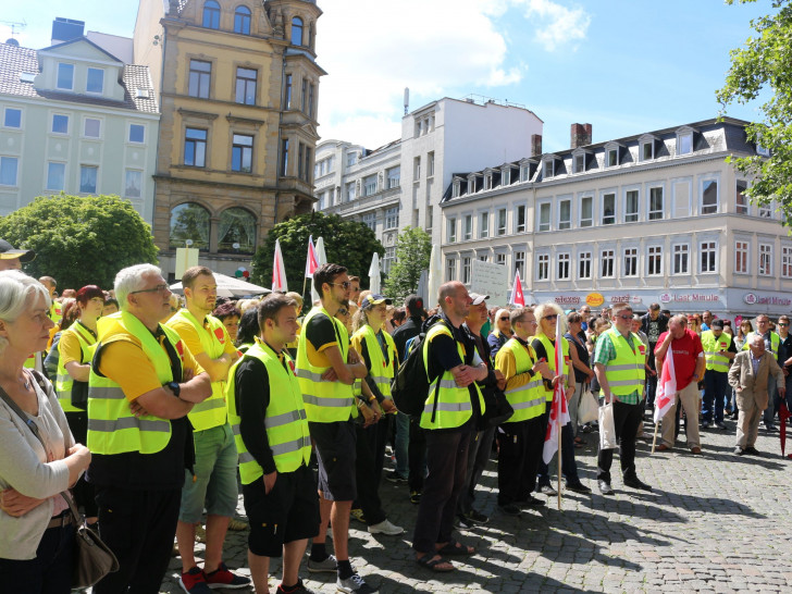 Mehrere hundert Streikende führten am Mittwoch eine Kundgebung in Braunschweig durch. Foto: Robert Braumann