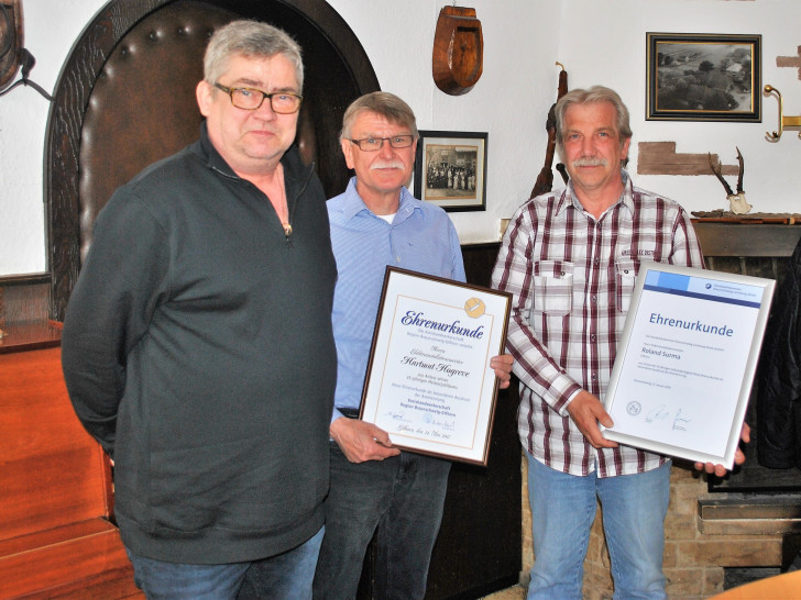 Die geehrten Meister.
Auf dem Bild von links:
Obermeister Dierk Flohr, Hartmut Hogreve, Roland Surma. Foto: Innung der Elektrotechnik Gifhorn-Wittingen
