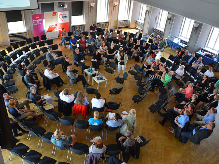 Rund 80 Gäste folgten der Einladung und diskutierten, moderiert von Hans Stallmach (NDR). Foto: AWO