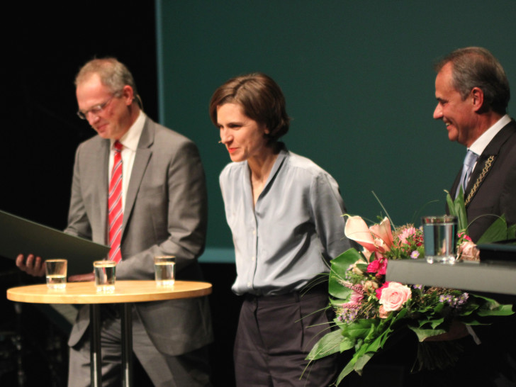 Von links: Stefan Raue (Intendant Deutschlandradio), Judith Schalansky (Preisträgerin) und Oberbürgermeister Ulrich Markurth. Fotos: Sigfried Nickel