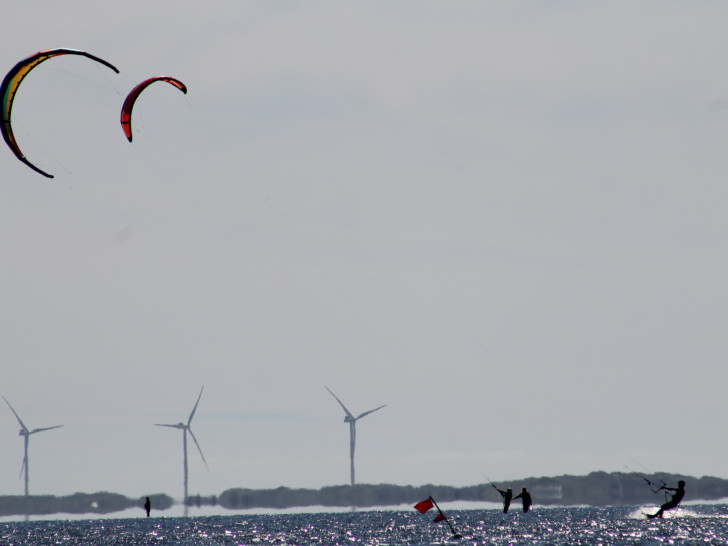Der Wind trägt die jungen Kite-Surfer über das Wasser. Foto: Privat