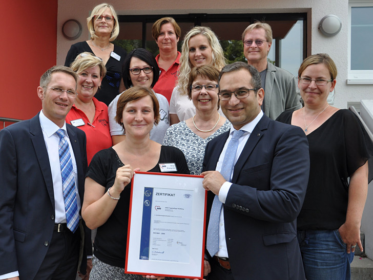Vorn von links: Thorsten Planck, Anja Pongratz, Edda Hotopp, Rifat Fersahoglu-Weber und Vera Kimpel (alle AWO) freuen sich gemeinsam mit dem Team der AWO-Tagespflege Heidberg und Heimfürsprecher Wilfried Birkhold über das QM-Zertifikat.. Foto: AWO