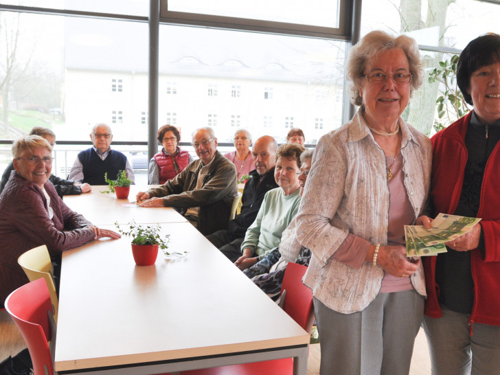 Erdmuth Queißer (stehend, links) und die Mitglieder des DRK-Ortsvereins Groß Denkte überreichen 500 Euro an Juliane Liersch. Foto: DRK 