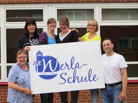 Stolz wird das neue Schild der Werla-Schule präsentiert. Von links: Sigrid Gille, Alexandra Neu ,Jennifer Klimke ,Jacqueline Gille,Maleika  Seiffert, Dirk Schrader. Foto: Privat