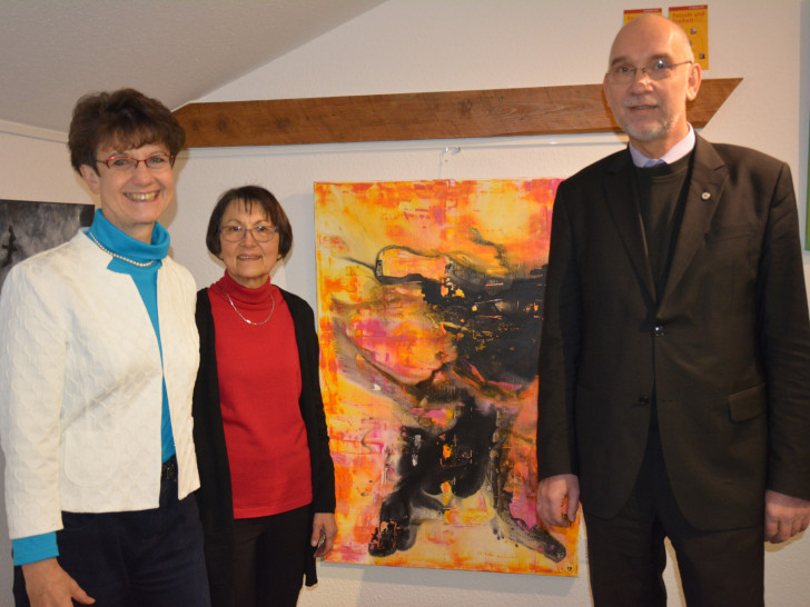 Vera Szöllösi, Rosemarie Deyerling und Dr Volker Menke bei der Finissage. Fotos: Evangelisch-Lutherischer Kirchenkreis Peine