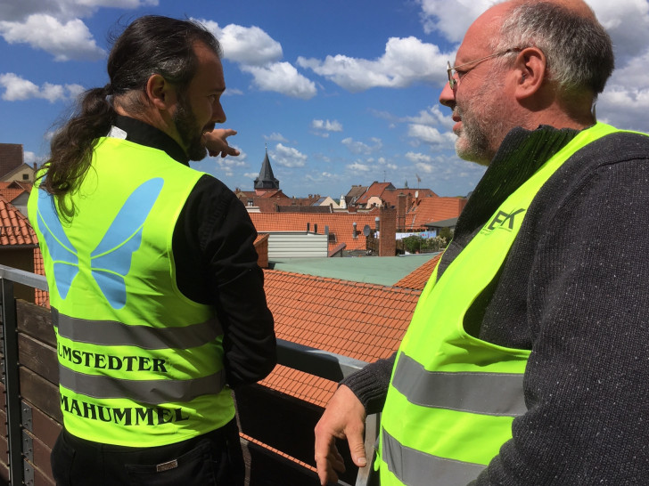 Die städtischen Mitarbeiter Jan Büchsenschuß (li.) und Andreas Bittner machen sich mit auffälligen Westen auf in die Wohngebiete, die für die energetische Sanierung vorgesehen sind. Foto: Stadt Helmstedt