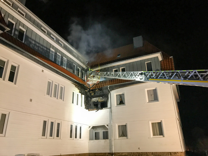 Brandbekämpfung über die Drehleiter, im rückwärtigen Bereich des Gebäudes. Fotos: Feuerwehr Bad Harzburg