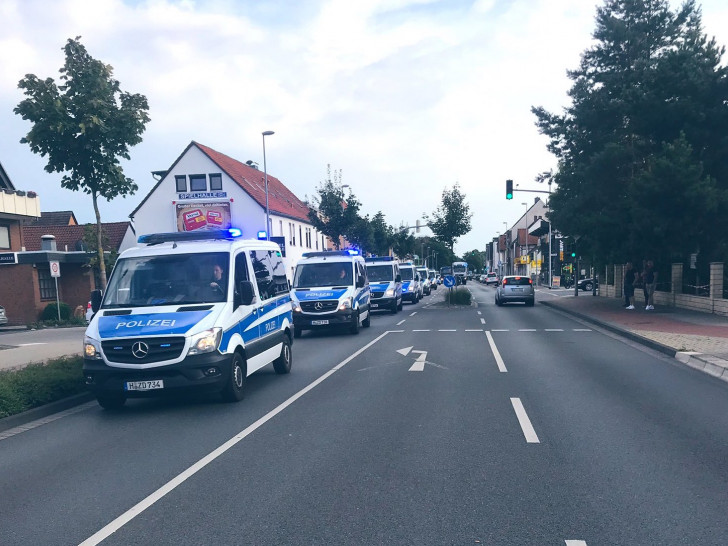 Ab 19 Uhr rückte die Kolonne der Polizei Gifhorn und der Bereitschaftskräfte aus Niedersachsen zum Einsatzort an - es musste schnell gehen, damit niemand flüchtet. Fotos: Polizei Gifhorn 
