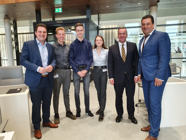 Von links: Philipp Raulfs (MdL), Hinrich Aust, Mark Bialas, Zoe Rausch, Boris Pistorius (Innenminister) und Tobias Heilmann (MdL). Foto: Wahlkreisbüro Philipp Raulfs

 