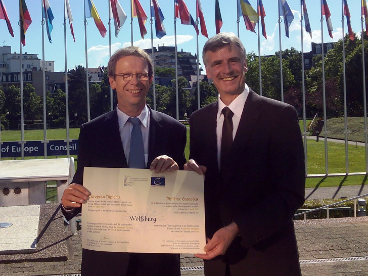 Oberbürgermeister Klaus Mohrs und Manfred Hüller (Leiter des Referates Repräsentation, Internationale Beziehungen) mit dem Europadiplom. Foto: Stadt Wolfsburg