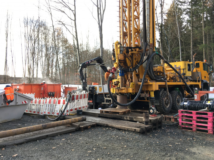 Ein schweres Gerät war erforderlich, um die 200 Meter tiefe Bohrung herunterzubringen. Die Arbeiten dauerten mehrere Wochen. Foto: Landkreis Goslar