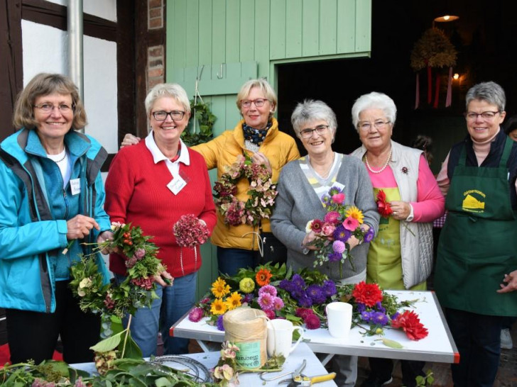 Frisch gebundene Herbstkränze und farbenfrohe Sträuße präsentierten (v. l.) Gudrun Brammer, Christine Sukopp, Marlis Berlineke, Frauke Rosenstock, Doris Liefner und Rosi Isensee. Foto: Andreas Meißler