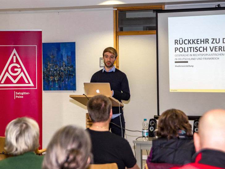 Johannes Hillje stellt die Studie "Rückkehr zu den politisch Verlassenen" vor. Foto: Rudolf Karliczek