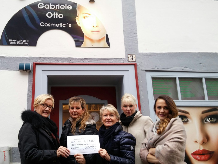 Symbolische Scheckübergabe durch das Byonik Laser Centrum vor dem Firmensitz an die Frauen Union: Marina Kozinowski, Gabriele Otto und Marita Braun (Vorstand) sowie Andrea Peter und Carolina Pieper (v. li.). Foto: privat
