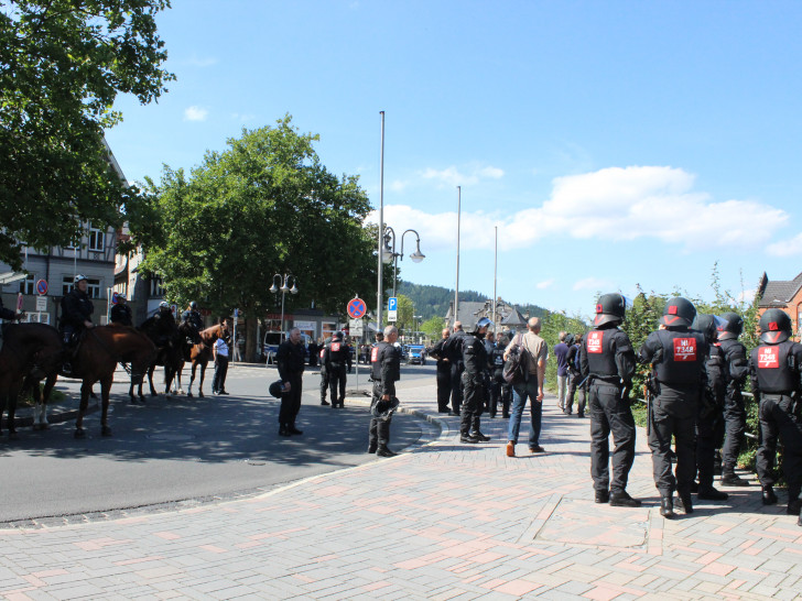 Nach der Kundgebung der Partei "Die Rechte" am Samstag in Goslar, soll es Angriffe auf die Polizei in Halberstadt gegeben haben. Foto: 