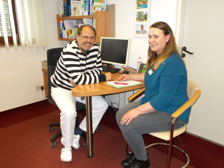 Andreas Altrock (Vorsitzender Ärzteverein Peine) und Carina Schürmann (Praxismanagerin Klinikum Peine). Foto: AKH-Gruppe