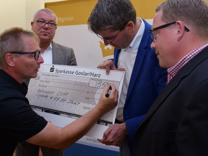5540,88 Euro: Dirk Sielaff, Vorsitzender Gesamtpersonalrat (von links),
Oliver Kasties, Fachbereichsleiter Zentrale Dienste, Oberbürgermeister Dr. Oliver Junk und
Sascha Feier, stellvertretender Vorsitzender Personalrat Innere Verwaltung, füllen den symbolischen Scheck aus. Foto: Stadt Goslar