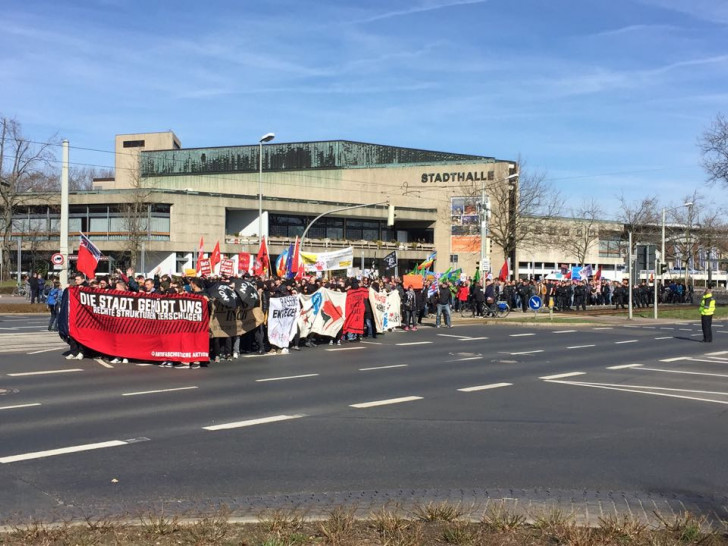Hunderte Teilnehmer versammelten sich vor der Stadthalle. Fotos/Videos: Sandra Zecchino