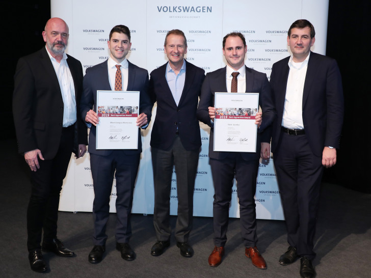 Niels Günther (2.v.r) bei der Preisverleihung mit Bernd Osterloh (Präsident Weltkonzernbetriebsrat, links),  Dr. Herbert Diess (Vorstandsvorsitzender Volkswagen, mitte) und Gunnar Kilian (Vorstand Personal, rechts).