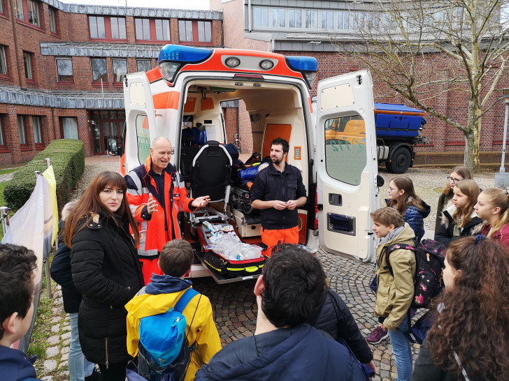 Abwechslungsreich geht es beim Landkreis Goslar zu. Beim Zukunftstag können die Jungen und Mädchen beispielsweise einen Einblick in die Arbeit des Rettungsdienstes erhalten.