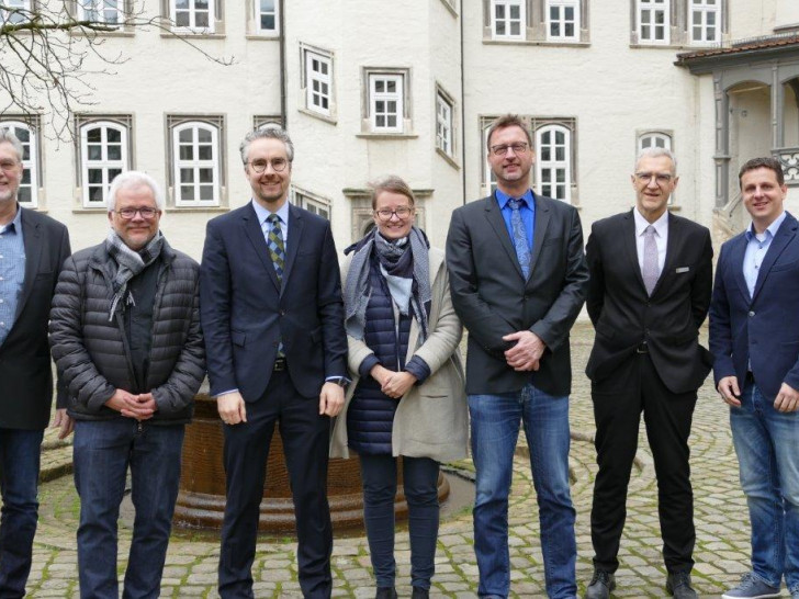 Von links nach rechts: Jürgen Beyer, Markus Rainer, Dr. Walter, Michaela Vogl, Carsten Melchert, Karsten Kreutzberg und Andreas Bock. Foto: Landkreis Gifhorn