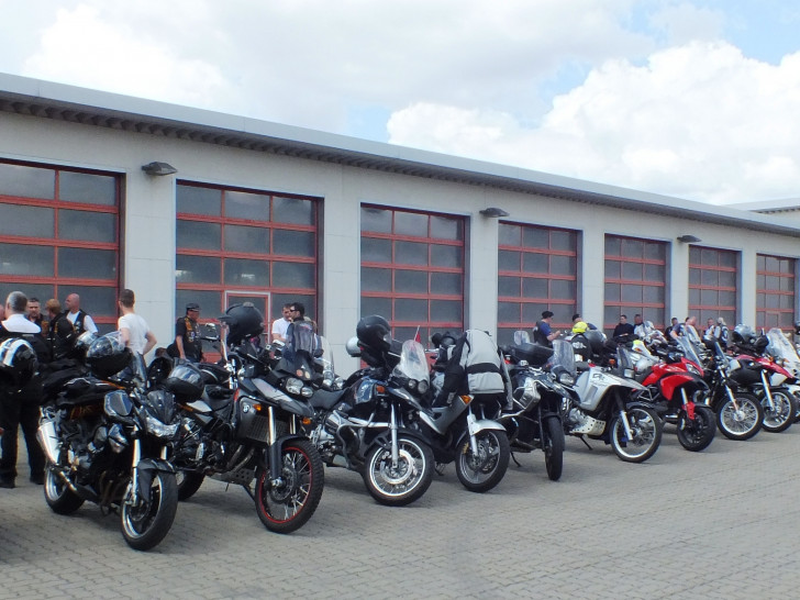 Die Motorräder stehen zur Abfahrt bereit. Foto: Privat