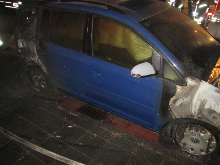 Heute Nacht war es ein VW Touran, der einem Feuer zum Opfer fiel. Foto: Polizei Wolfsburg/Helmstedt