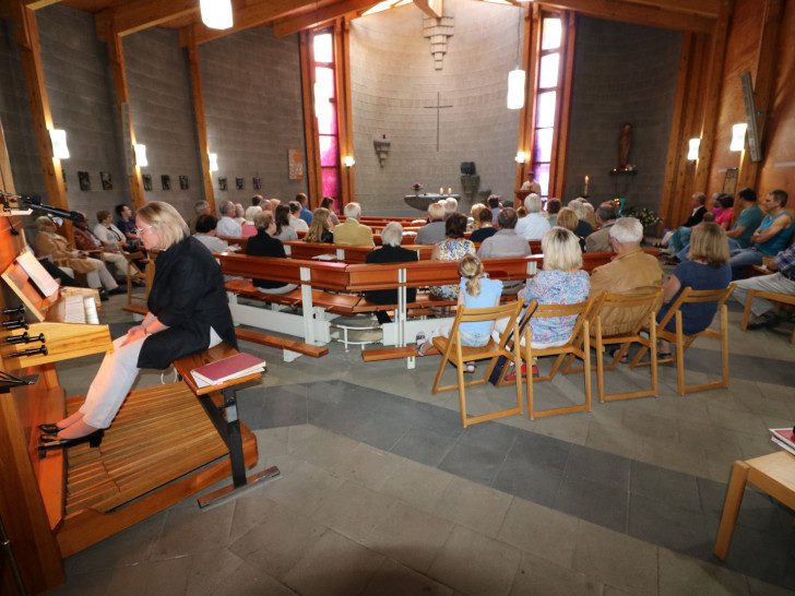 Gottesdienst in der St. Bonifatius Kirche in Weddel mit Bereicherung durch den Kichenchor. An der Orgel Annegret Plate auch Leiterin des Chores. Foto: Lorenz 