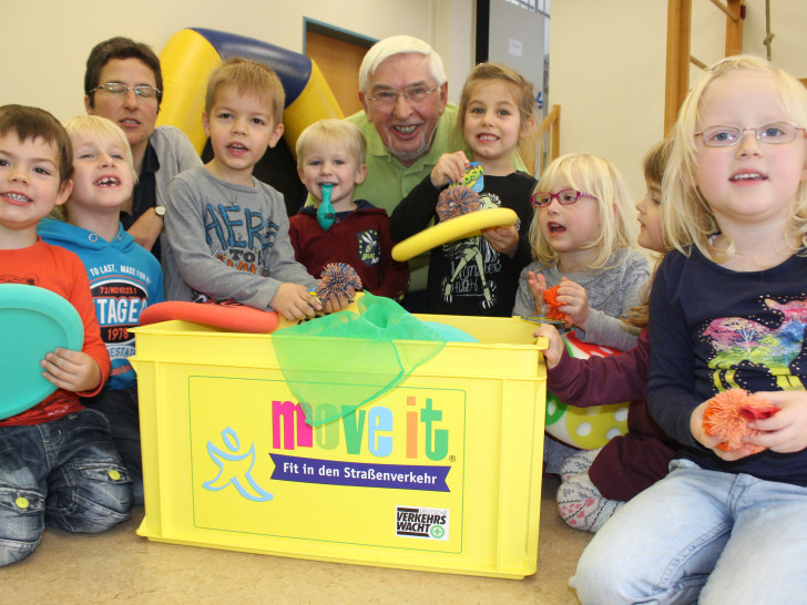 Peter Scheffel von der Verkehrswacht Goslar konnte dem Kindergarten Immenrode am Donnerstag eine sogenannte Move-it Box übergeben. Fotos: Anke Donner