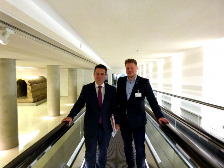 Philipp Kerstens (r.) begleitete eine Woche lang  Hubertus Heil (SPD) bei der Arbeit im Deutschen Bundestag. Foto: SPD