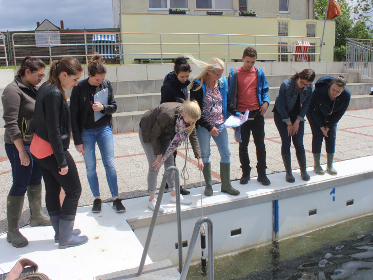 Studenten der Ostfalia untersuchten am Mittwoch die Waserqualität am Fümmelsee. Fotos: Anke Donner 