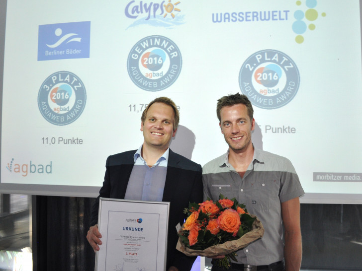 Christoph Schlupkothen (links) und Fabian Neubert bei der Verleihung des AQUAWEB-Awards. Foto: Köln Bäder GmbH / Achim Fischer
