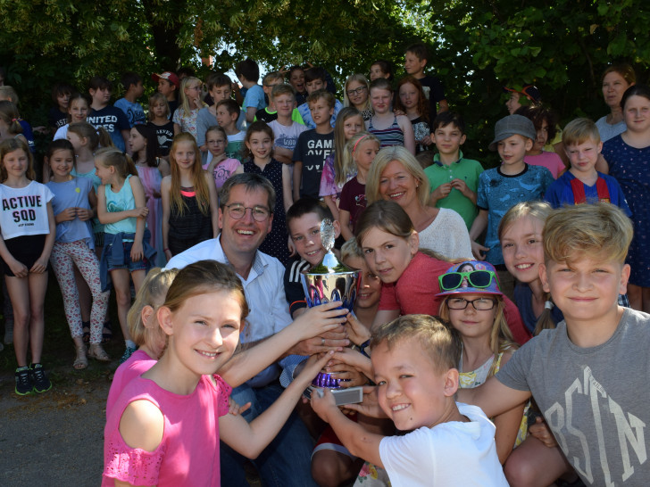 Stellvertretend für all ihre Mitschüler nehmen die Klassensprecher sowie Schulleiterin Astrid Nitsch den Arcachon-Pokal von Dr. Oliver Junk entgegen. Foto: Stadt Goslar