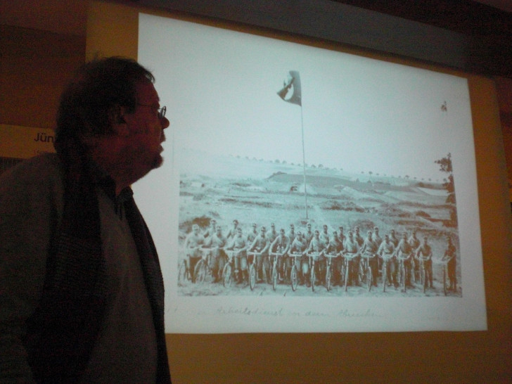 Dr. Geschwinde berichtet, dass sogar der Arbeitsdienst zu den Grabungen herangezogen wurden. Foto: Förderkreis Heimathaus Alte Mühle Schladen e.V.